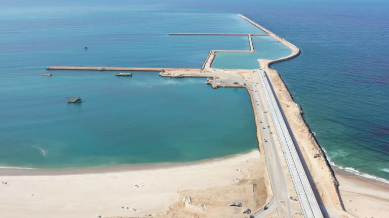 أضخم مشروع ملكي بالصحراء المغربية.. أشغال بناء ميناء الداخلة الأطلسي تصل المنتصف (صور)