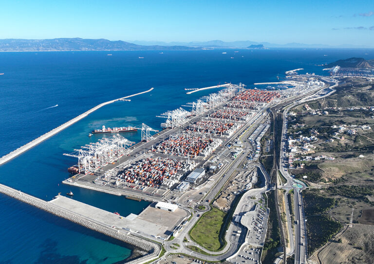 طنجة المتوسط يتجاوز عتبة 11 مليون حاوية عام 2025